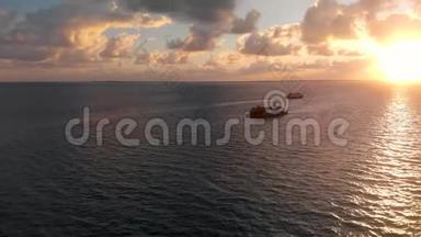 日出时，一艘客<strong>货轮</strong>驶过墨西哥的Mujeres岛和坎昆岛。